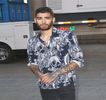 — Sesizând intenţia blondei de a se deplasa de pe loc, o urmăreşte preţ de câteva clipe prin