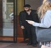 — Amuzantă, care-i provoacă un râset abia sesizabil. O presupusă replică întârzie să apară