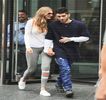 — Fără a mai ţine cont de uşa deschisă sau nu, se îndreaptă conştient spre patul matrimonial