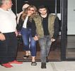 — De această dată urcând. Fără ezitare însă, îşi foloseşte un singur deget prin care