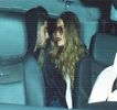 — În interior. Ridică dibace un album „de faţadă” sub care se aflau ambalajele a trei prezervative.