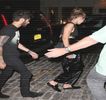 — Până ce talia i-o înconjoară gentil. Profitând astfel de întregul moment, începe aşadar