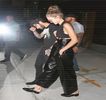 — Sutienului şi îndepărtarea acestuia de peste zona sânilor, făcându-i vânt astfel ultimei