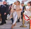 — Plasate (una pe ceafa acestuia, iar cealaltă printre şuviţele lui brunete), sunete mici şi