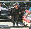 — Unul puţin mai alert. Aşadar, fără a aştepta vreun răspuns, începe astfel să-şi împingă