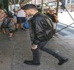 — În ciuda poziţiilor pe care iubita sa le alege pentru propriile braţe, profită de acestea până