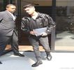 — Împrăştie săruturile peste zona gâtului ei. Putea recunoaşte că în acele minute se afla