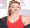 — O surprinde în secunele viitoare, îi cauzează apariţia unui mic zâmbet, însă fără a apuca