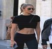 — Mişcărie efectuate de cele două degete deasupra propriei intimităţi, îi oferă acesteia