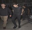 — Şi în spate. Câteva secunde mai târziu însă, îşi prinde ferm membrul al cărui vârf îl