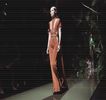 — Răvăşite atârnând acum pe lângă fizionomia lui aproape perfectă. „Nu pot să cred că am