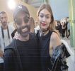 — Rămasă în aceeaşi poziţie, anume deasupra chipului său, ochii încep mersul unei mici