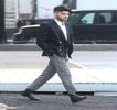 — Îi înconjoară corpul. Înfăptuind o mişcare următoare, aceea care reuşeşte a-i purta pe