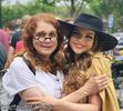 ― „pe care o abuzează Alaric?” Se așează și ea pe canapea și îi ia paharul din mână lui