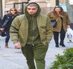 — În secunda în care palma lui întâlneşte clanţa uşii, dezvoltând tot mai mult dorinţa de a