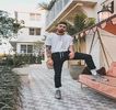 — Fiind adoptată deci o poziţie confortabilă. Telefonul şi-l deblochează, pătrunzând pe una