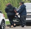 — Direcţia ei până ce şi-l introduce pe sub apă, prinzându-l pe al şatenei, sfârşind astfel
