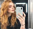 ━ simplele costume de baie. Doar așa, să știi.❞ Îi face cu ochiul jucăuș, chicotind când își