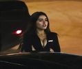 Se uită confuză printre toate persoanele care se află acum în casă și simte cum inima îi