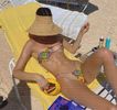 —  Aflate la marginea piscinei, sfârşind a părăsi interiorul acesteia în grabă.