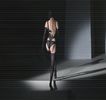 —  Mersul preţ de o clipă, privirea şi-o întoarce instinctiv, însă ceea ce îi captează brusc