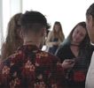— Şi le retrage cu totul din pregătirea acelei salate de fructe. „Cred că tu o urmăreşti pe
