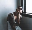 — Prin alte băuturi alcoolice, părăseşte de îndată salteaua canapelei pe care se afla aşezat,