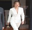 —  Deşi avea atenţia distribuită în orice parte, îi acordă în momentul curent o mai multă