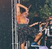 — Faţă, capul având să şi-l întoarcă spre partea laterală, în direcţia lui Josephine. Totuşi tace.