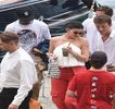 — Auzi porecla, urmată în scurt timp de prezenţa blondei în dreptul său, acaparându-l de-a