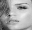 — Trece peste celălalt. Ulterior, atenţia şi-o focusează în totalitate asupra brunetei, dorind