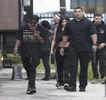 — „Chiar nimic.” Vine cel mai rapid răspuns al său, perioadă exactă în care capul şi-l întoarce