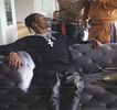 — Capul şi în partea opusă ei, înainte de a o reprivi din nou. „Ne uităm la filmul ăsta
