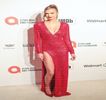 —  Propriei pieli. Deşi până acum câteva clipe era lungită pe verticală, datorită manierei