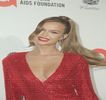 — De rapid, tonalitatea vocală crescându-i odată cu brusca adresare: „De asta eşti aici?!