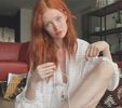 ╼ Se lăfăia în liniştea ce domnea în sufragerie, citind neîntrerupt o carte biografică. Această pace