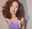 ╼ “Nu mai vreau să aud!!” Își pune palmele deasupra urechilor precum un copil.   “Cum poți să