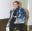 —  Paşi fermi în direcţia în care maşina amicului său se afla. „Travis, ce cauţi aici?” i se