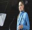 —  Său părea să atârne într-un fir de aţă. „Calmează-te puţin şi nu trage concluzii pripite.”