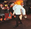 — Toate înainte de a pătrunde în interiorul băii a cărei uşă rămăsese deschisă, urmând a