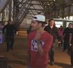 — Prinde tubul de spumă pe care, după ce îl scutură, apasă pe butonul ce cauzează o cantitate