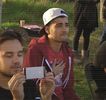 — Uşii din dreptul capului iubitei sale; totodată micşorând distanţa dintre ei. „Dar prima dată