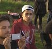 — Şi buzele. Palma lui liberă revine peste talia ei, persistând prin expresia facială până ce,