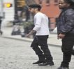 — „Nu-mi place cum te-ai îmbrăcat.” Bolboroseşte cuvintele din cauza răguşelii tipice dimineţii,
