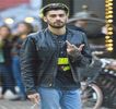 — Și fixându-le drept susținere peste salteaua patului, pe de o parte și de alta a nivelului