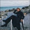 — Coboară din camera ei cu un hanorac mai grosuț pe ea, și căutând pachetul de țigări și bricheta