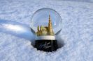 Bella received the snow globe he carefully chose when the gang went to the Xmas market, from Gizi.