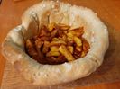 Aperitiv cu cartofi prăjiți, ceapă,  costiță afumată,  parmezan, ou și cașcaval  -1