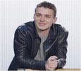 ঌ※☽.; Cât stătea în văpaia focului, scoase din mânecă un gabarit: cutia roșie atesta unicul
