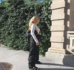 — Curând privirea-i urcă şi, în aria sa frontală, reuşeşte să zărească un număr plăcut de persoane